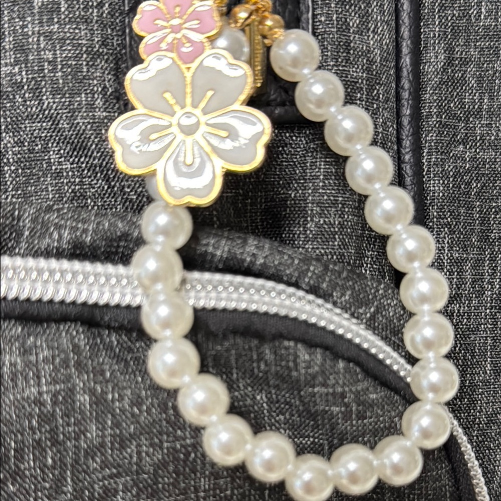🌸✨ Pearl Beaded Keychain with Floral Charm – Elegant Pink & Gold Keychain - Picture 4 of 10